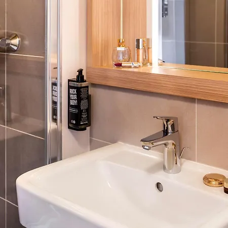 Hotel Ibis Styles Geneve Aeroport 3*